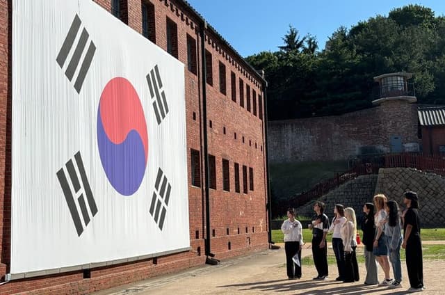 Seoul History Tour Deoksugung Palace and Seodaemun Prison