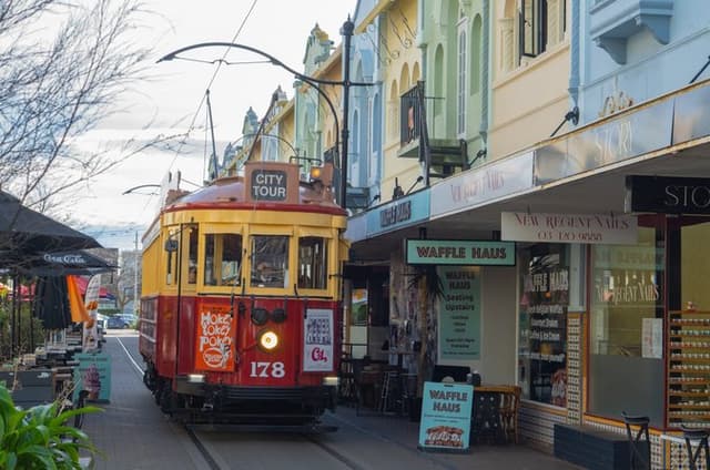 Christchurch: 90-Minute Guided Walking Tour with Gelato