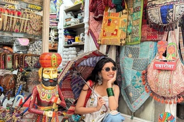 Private Customized Delhi Shopping Tour with Female Expert