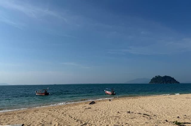 Satang Island Tour with Dolphin Watching and Snorkeling