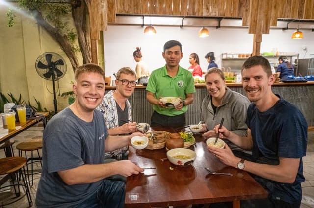 Phnom Penh Evening Foodie Guided Tour with Drinks