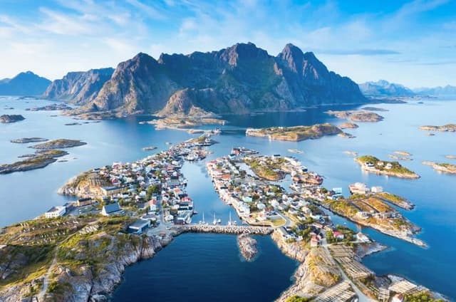 Hello Ålesund: Private 2-Hour Intro City Walk with Local Guide