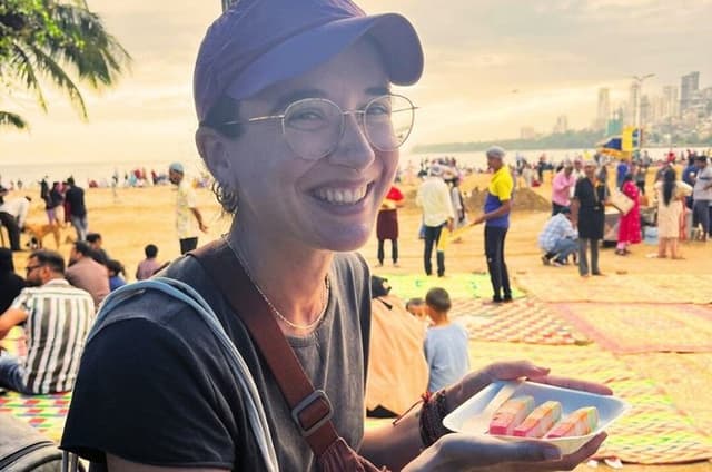 Mumbai Street Food & Evening Market Tour with 13+ Tastings