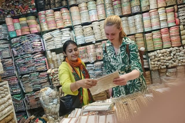 Private Delhi Shopping Tour with Female Guide