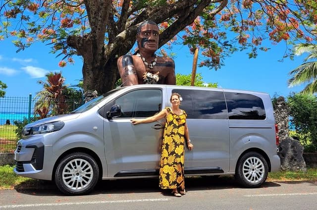 Complete private tour of Moorea island with guide