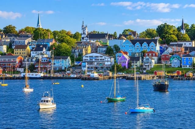 Lunenburg, Mahone Bay and Peggy's Cove Coastal Tour