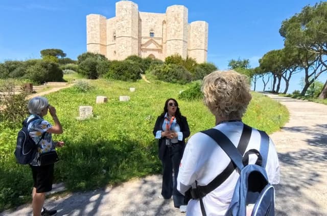 Walking tour Castel del Monte Unesco site