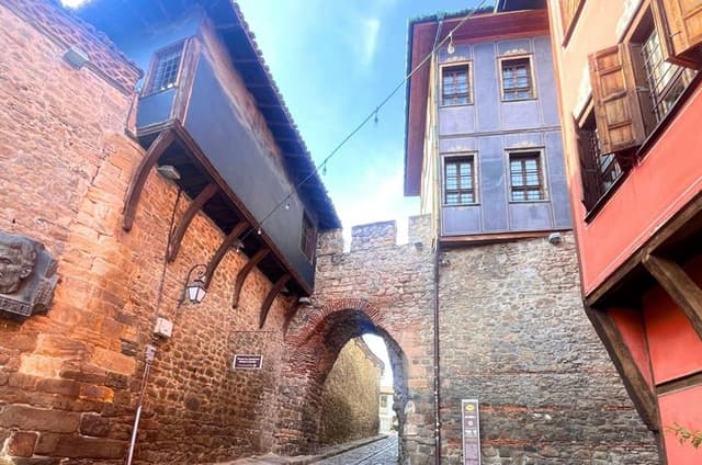 Plovdiv Old Town Tour, Wine Tasting and Aylak Experience