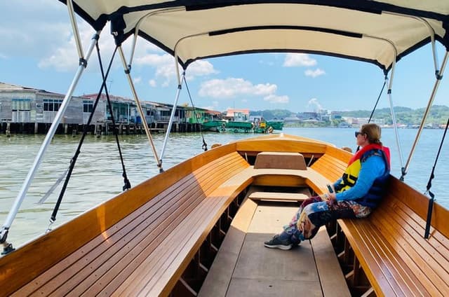 Private Bandar Highlight & Water Village Tour