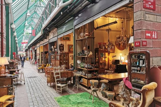 Private Flea Market Tour at Les Puces in Paris