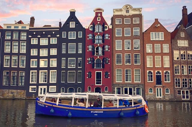Amsterdam: Evening City Lights Canal Cruise with Drinks