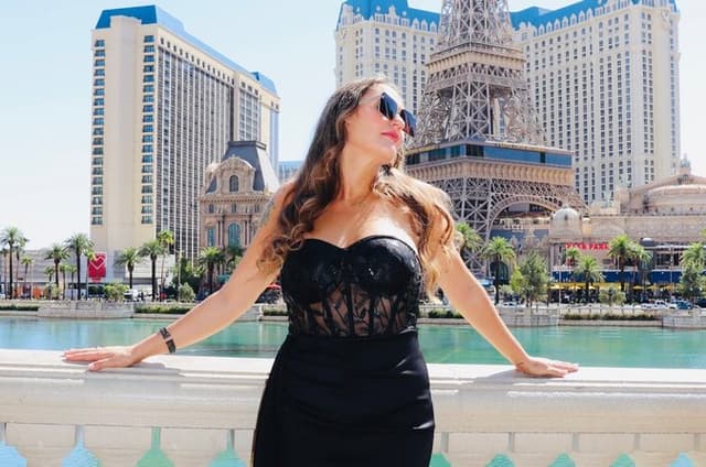 Private Vegas Strip Photoshoot with a Professional Photographer