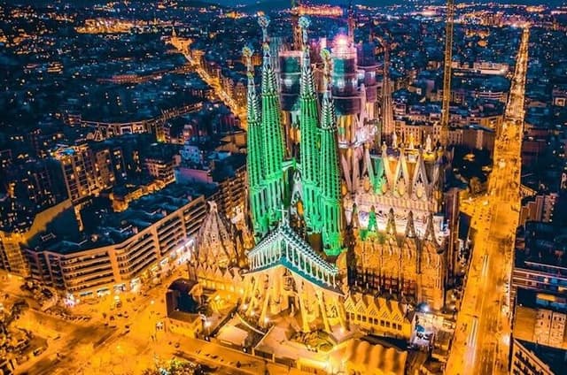 Official TukTuk Barcelona l Christmas lights tour wth photo stops