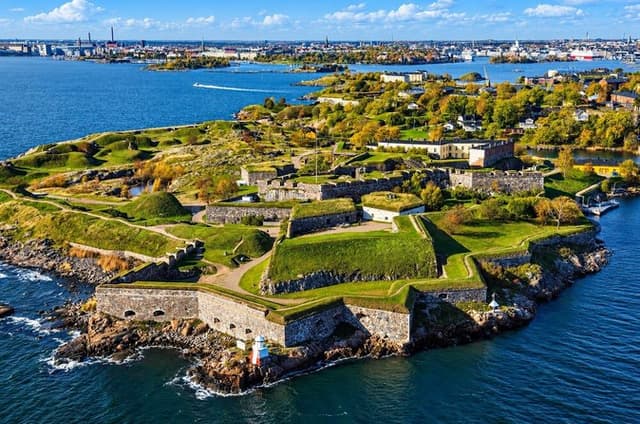 Helsinki & Suomenlinna: City Highlights Tour with Ferry Ride