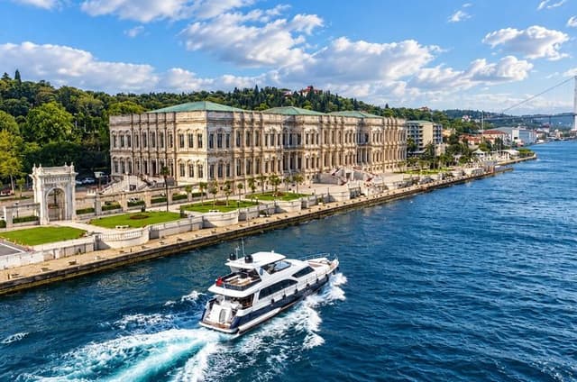 Istanbul Bosphorus Yacht Cruise with Guide and Asian Side Stop