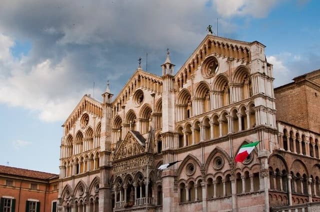 TOP Ferrara: Private Guided Tour with Your Mobile