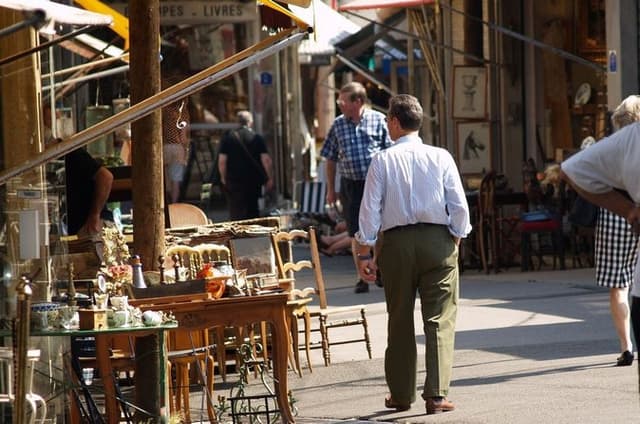 Private Flea Market Tour at Les Puces in Paris