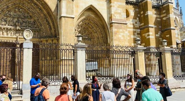 Essential Lion - Cathedral & Cloister & Historic Center