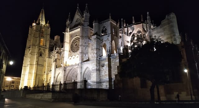Night Tour Legends of León