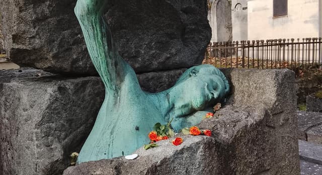 Scandals, Gossips & Histoire: Tales at Père Lachaise Cemetery FreeTour