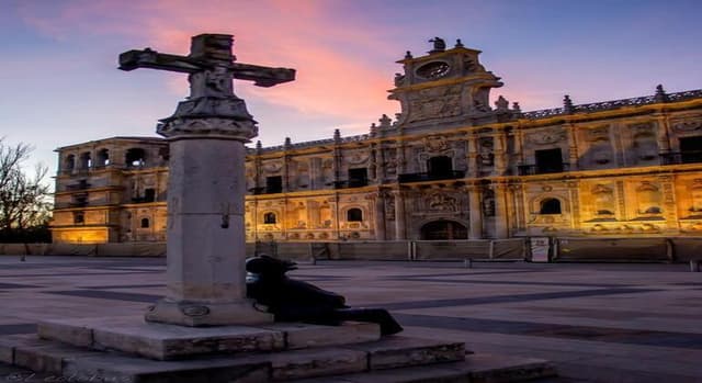 Night Tour of Legends and Mysteries of León with Leonese Guides
