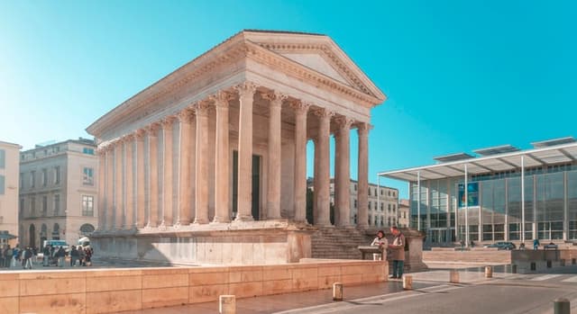 Discover Nîmes and its Secrets Free Tour