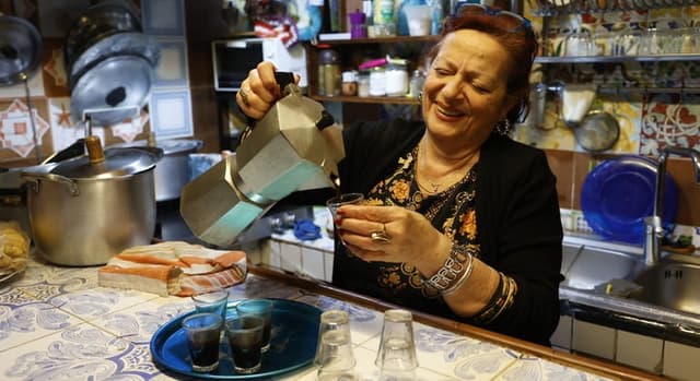 Secret Naples: Free Tour of the Spanish Quarter and Coffee at Grandma's House