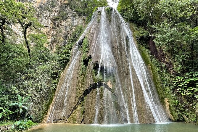 Cola de Caballo Waterfall Tour