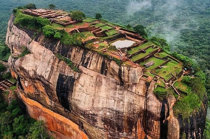 Kandy, Nuwara Eliya & Sigiriya Tour
