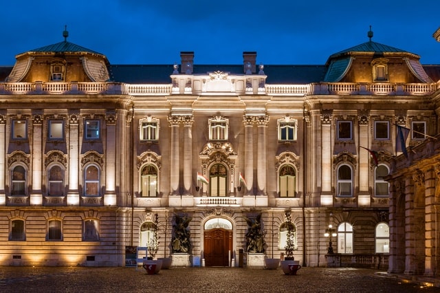 Budapest: Buda Castle Walk with Saint Stephen's Hall