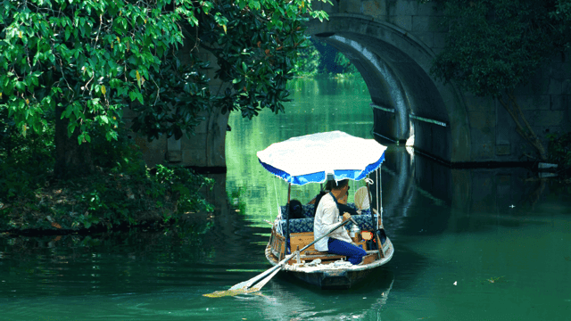 West Lake Cruise in Hangzhou: Scenic Boat Views