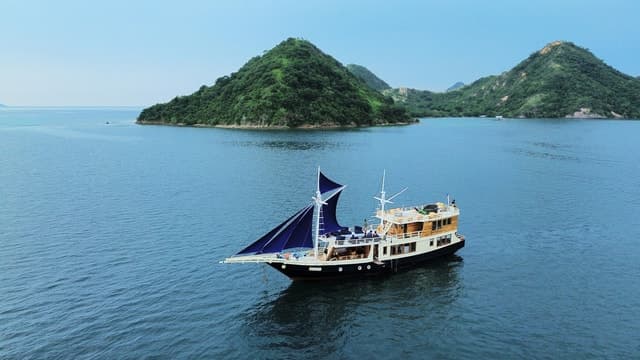 Best Komodo Liveaboard Tours & Labuan Bajo Boat Trips
