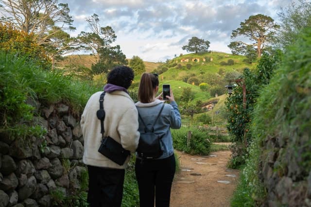 Auckland Hobbiton Tour: Enter the Shire