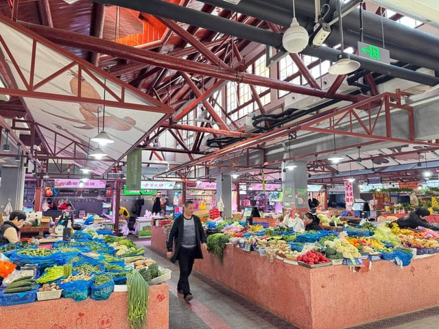 Shanghai Local Food Market & Park Walk Tour