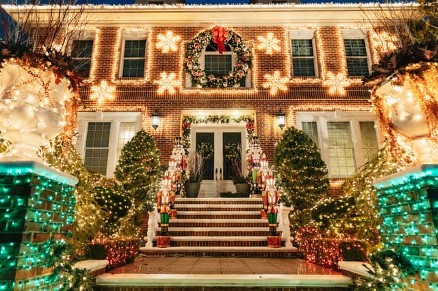 Best Dyker Heights Christmas Lights Tour in NYC