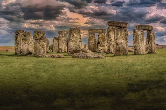 Luxury Private Transfers: London to Stonehenge Wonders