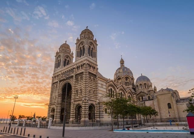 Authentic Le Panier Walking Tour: Explore Old Marseille
