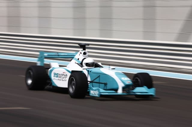 Formula Yas 3000: Drive the Yas Marina Circuit