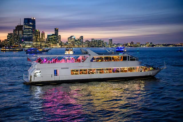 Best NYC Brunch Cruise & Manhattan Skyline Dining