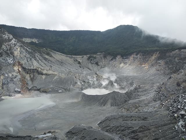 Best Jakarta Trips: Bandung Volcanoes & Springs