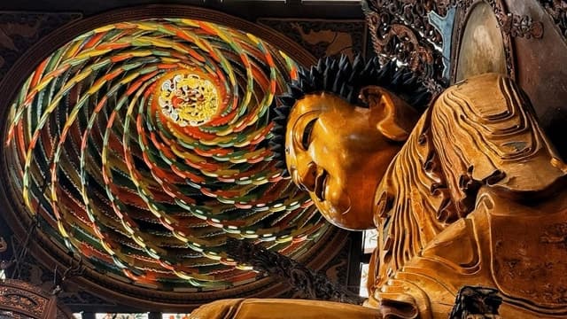 Authentic Shanghai Heritage: Jade Buddha & Yu Garden Tour
