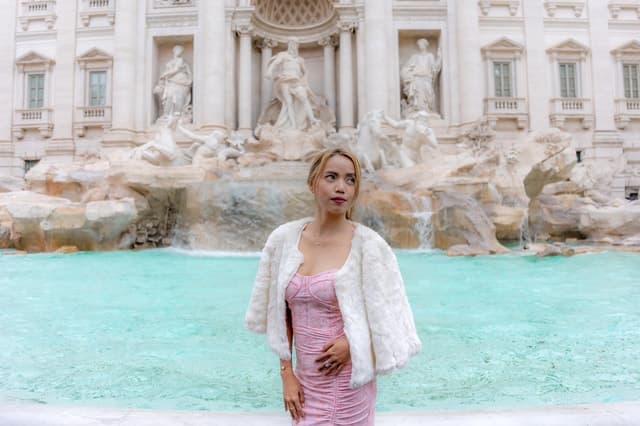 Iconic Trevi Fountain Photoshoot: Capture Rome's Beauty