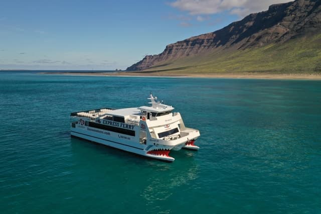 Best Ferry Transfers: Lanzarote to La Graciosa Island