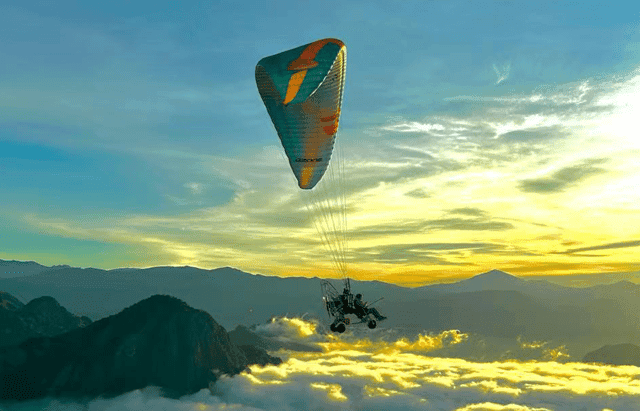 Best Paragliding Adventures in Vang Vieng, Laos