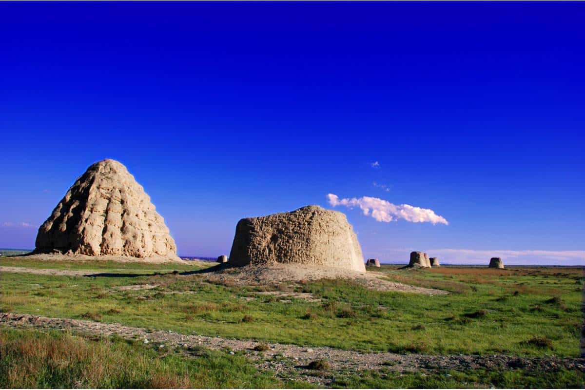 Explore Yinchuan: Desert Adventures & Silk Road Heritage