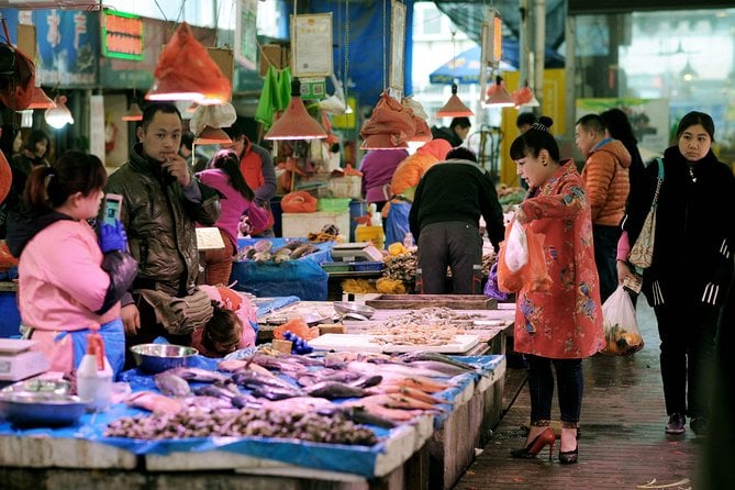 Shanghai Local Food Market & Park Walk Tour