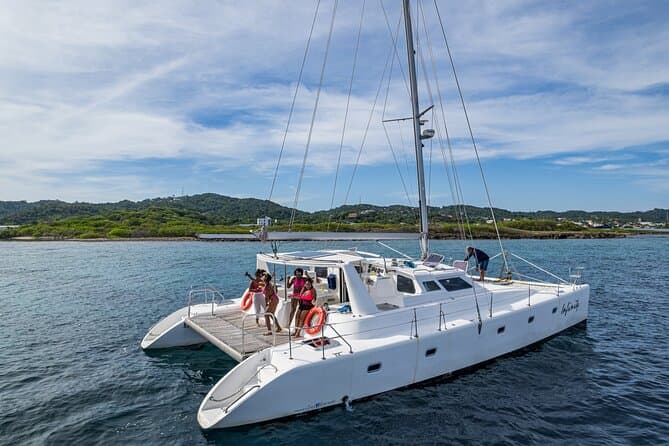 Luxury Private Catamaran Charters in Roatan, Honduras