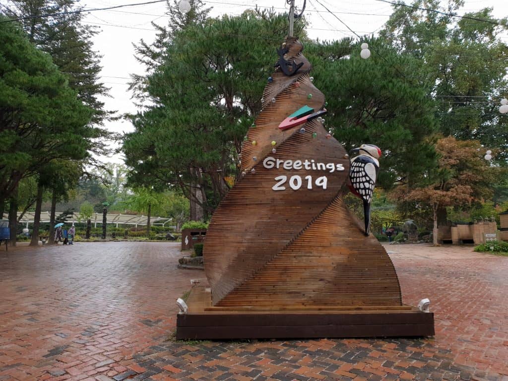 A greeting sculpture of Nami Island