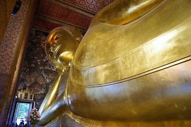 golden reclining buddah in Wat Pho Bangkok_640