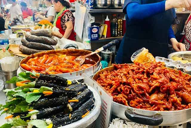 Tteokbokki and gimbap in Gwangjang market